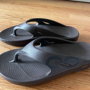 OOFOS brown sandals (12M)